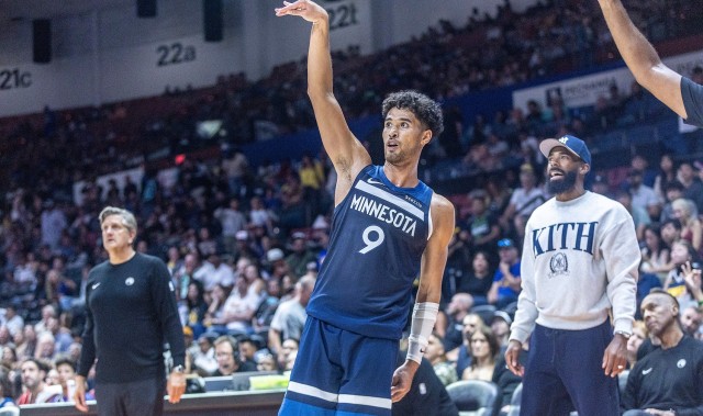 开云APP-错失李凯尔！勇士受困土豪线难签大牌 美媒建议捡漏侧翼球员朱赞