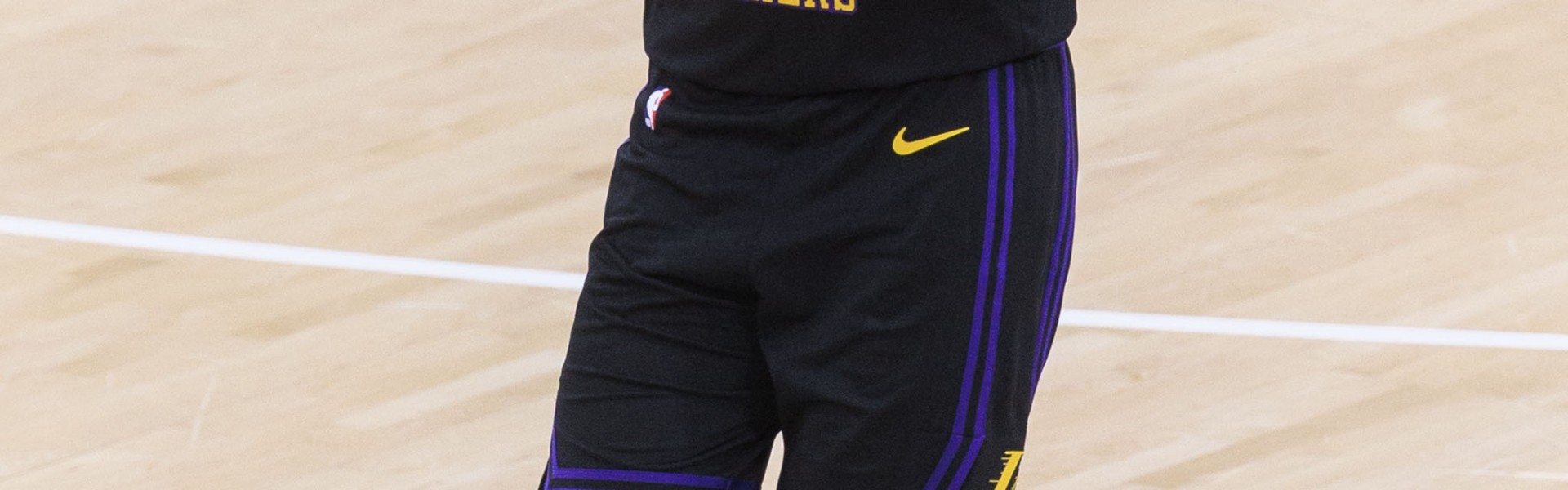 Skip：东契奇最后拒投空位三分 因为他知道他三分不行 这没人提？