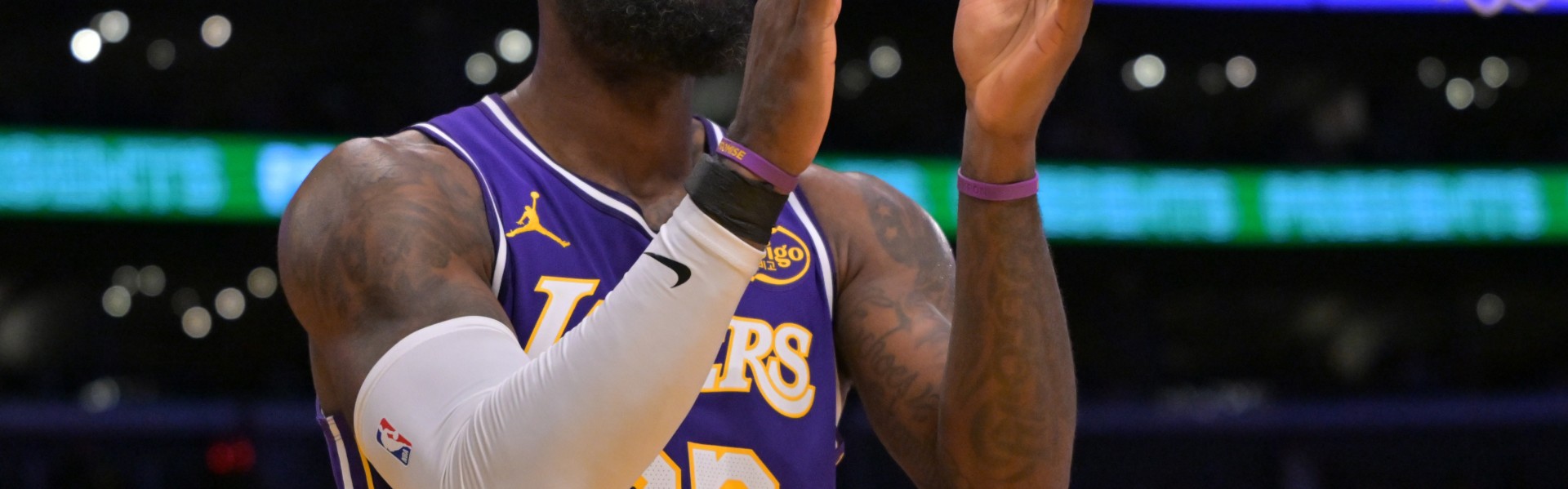 开云娱乐-詹姆斯给湖人带来了很多闹剧 但别忘了 是他把球队从泥潭中拉出来