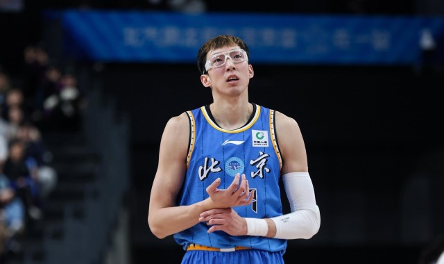 开云官网-进攻欲很低！周琦全场仅出手4次&amp;命中3球 得到7分8篮板2助攻